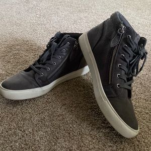 High top sneaker